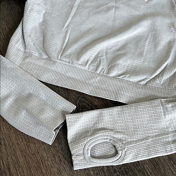 (25) Gymshark Light Gray Crop Top - Picture 3 of 4